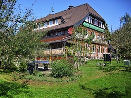 Pleasant Apartment in Bernauinnerlehen With Garden