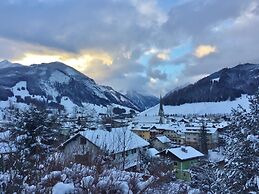 Renovated Holiday Home near Zell am See with Enclosed Garden