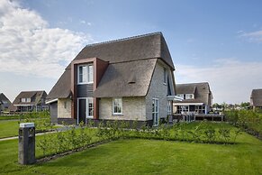 Chic Villa With a Fireplace at Tjeukemeer