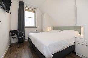 Chic Villa With a Fireplace at Tjeukemeer