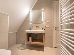 Chic Villa With a Fireplace at Tjeukemeer