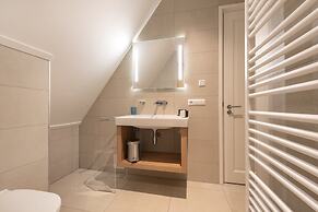 Chic Villa With a Fireplace at Tjeukemeer