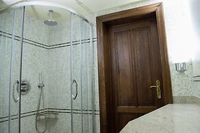 Group Stay With Pool, Chevron