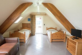 Group Stay With Pool, Chevron