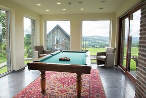 Group Stay With Pool, Chevron