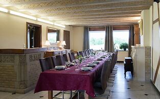 Group Stay With Pool, Chevron