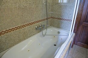 Group Stay With Pool, Chevron