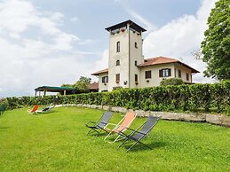Unique Holiday Experience in Greenery near Lake