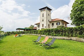 Unique Holiday Experience in Greenery near Lake