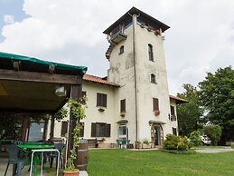 Unique Holiday Experience in Greenery near Lake