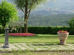 Authentic Farmhouse with Pool, Hot Tub, Playground, Garden