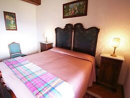 Authentic Farmhouse with Pool, Hot Tub, Playground, Garden