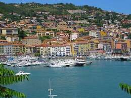 Lovely Holiday Home in Giannella near Beach