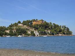 Lovely Holiday Home in Giannella near Beach