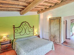 Attractive Farmhouse in Tuscany With Swimming Pool