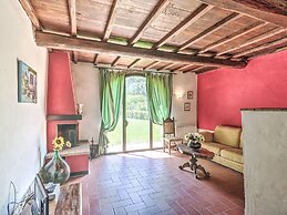 Attractive Farmhouse in Tuscany With Swimming Pool