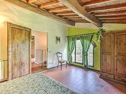 Attractive Farmhouse in Tuscany With Swimming Pool