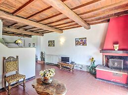 Attractive Farmhouse in Tuscany With Swimming Pool