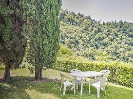 Attractive Farmhouse in Tuscany With Swimming Pool