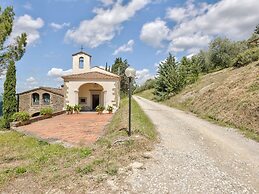 Attractive Farmhouse in Tuscany With Swimming Pool