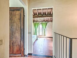 Attractive Farmhouse in Tuscany With Swimming Pool