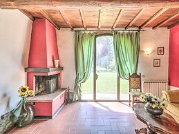 Attractive Farmhouse in Tuscany With Swimming Pool