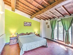 Attractive Farmhouse in Tuscany With Swimming Pool