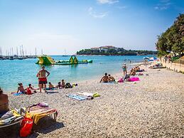 Boutique Apartment in Pjescana Uvala With Balcony