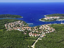 Boutique Apartment in Pjescana Uvala With Balcony