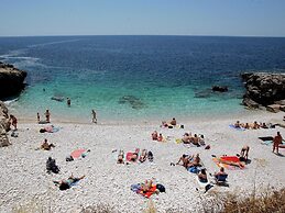 Boutique Apartment in Pjescana Uvala With Balcony