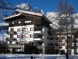 Matterhorn View Apartment in Breuil-Cervinia near Ski Area