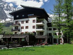 Matterhorn View Apartment in Breuil-Cervinia near Ski Area