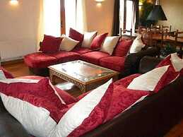 Quaint Farmhouse in Maffe With a Turkish Bath