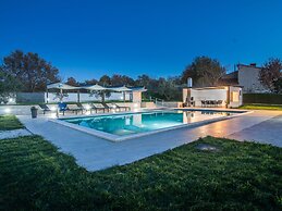 Beautiful Villa in Vrsar With Swimming Pool