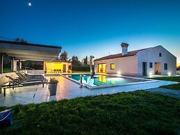 Beautiful Villa in Vrsar With Swimming Pool