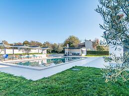 Beautiful Villa in Vrsar With Swimming Pool