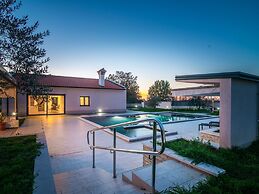 Beautiful Villa in Vrsar With Swimming Pool