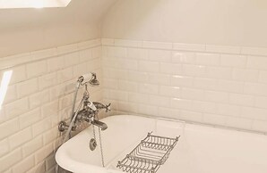 Beautiful Cottage With Pool