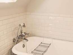 Beautiful Cottage With Pool