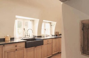 Beautiful Cottage With Pool