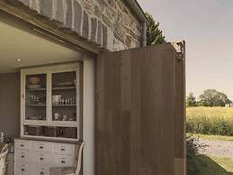 Beautiful Cottage With Pool