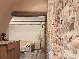 Beautiful Cottage With Pool