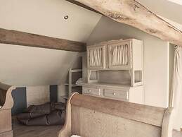 Beautiful Cottage With Pool