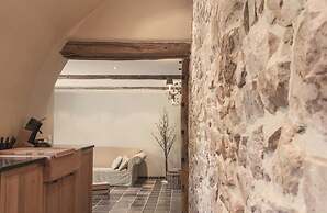 Beautiful Cottage With Pool