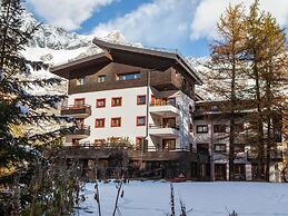 Contemporary Apartment in Breuil-Cervinia near Ski Area