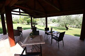 Romantic Oasis With Saltwater Pool, Selci