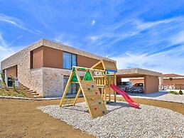 Enticing Holiday Home in Brtonigla with Hot Tub