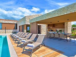Enticing Holiday Home in Brtonigla with Hot Tub