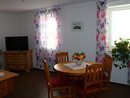 Apartment in Weibig With Garden