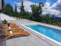Secluded Holiday Home with Hot Tub in Kozji Vrh